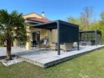 PERDEA DIN PVC tesuta, culoare gri, compatibila cu pergolele bioclimatice PER2430BI si PER3630BI, pentru latura de 300cm, dimensiuni 288cm x 220cm. Ref#PERBIR30